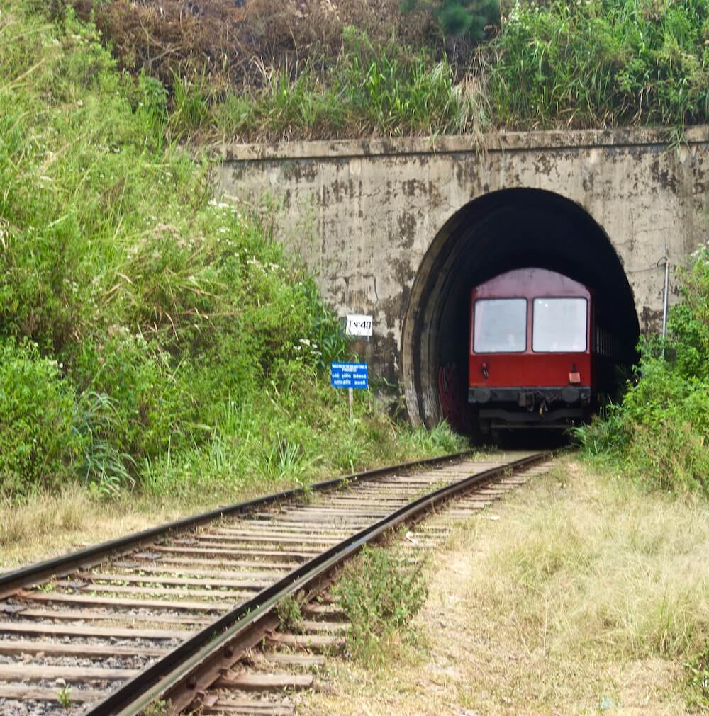 train_in_tunnel_SriLanka