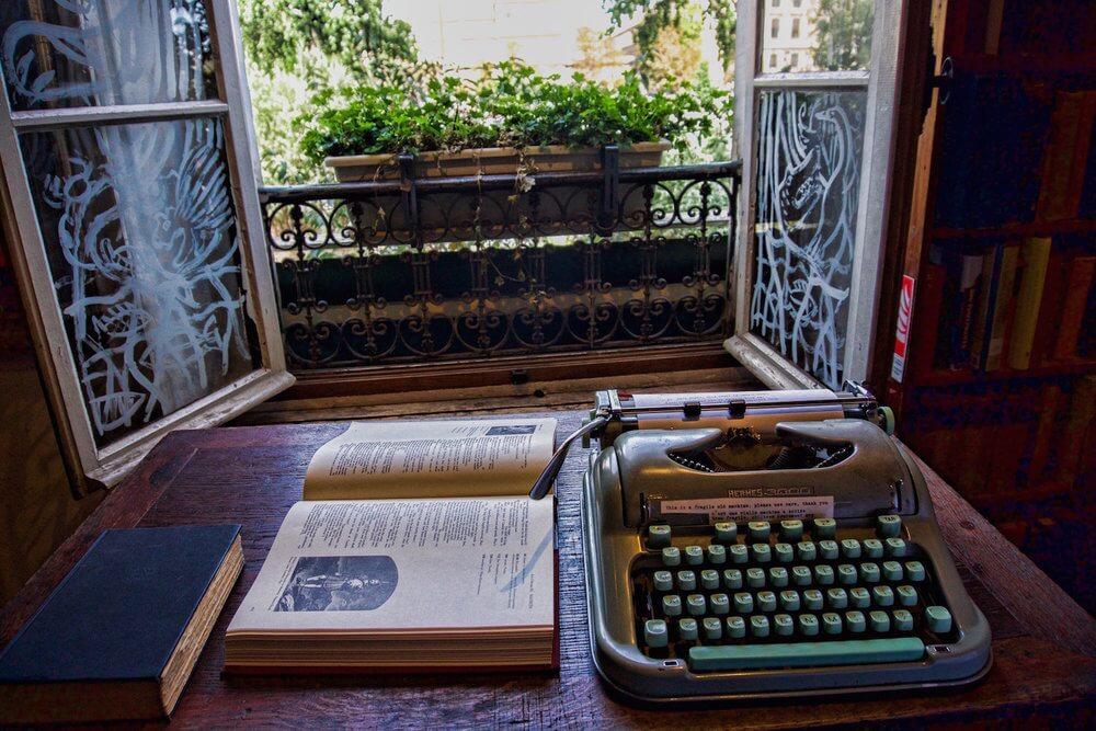 An English bookstore in Paris: the upstairs typewriter