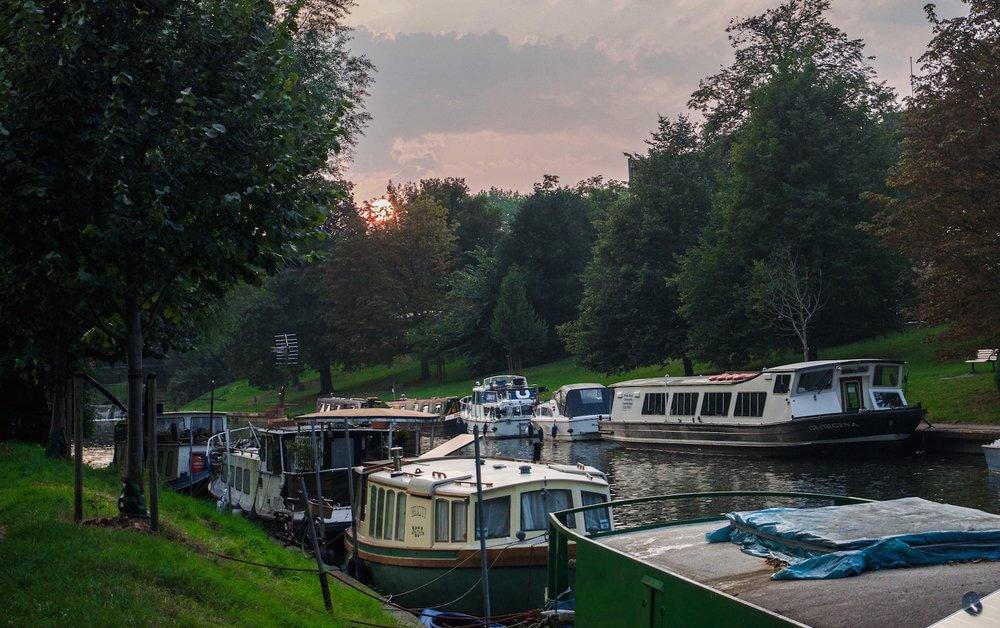 House boats lined up along the River Cam