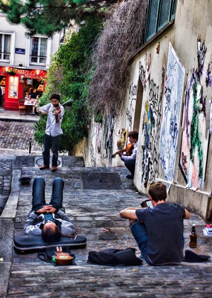 travelling to Paris alone: musicians in Montmartre