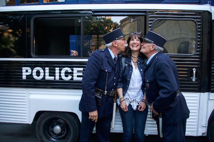 Explore Paris: 2 policmen kissing a lady