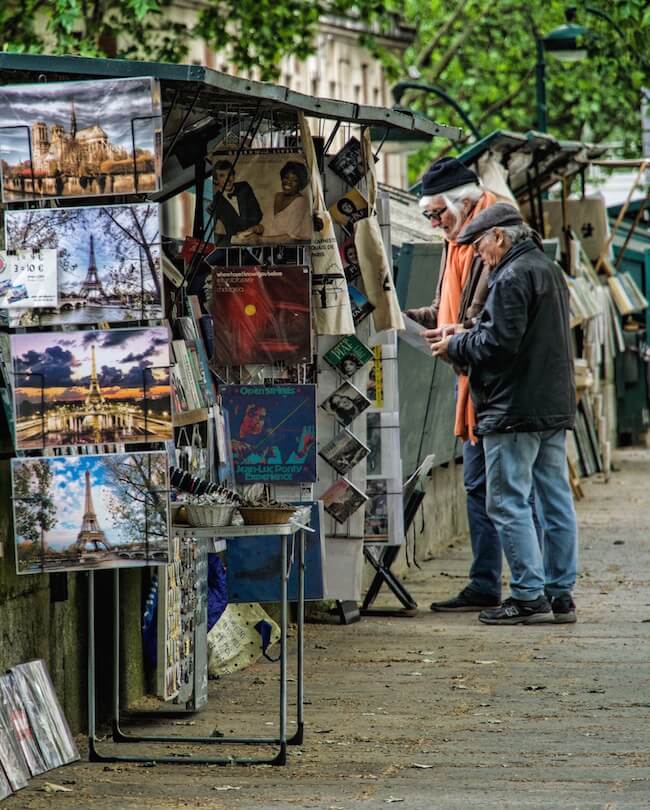 Travelling Alone to Paris: bouquinistes by the Seine