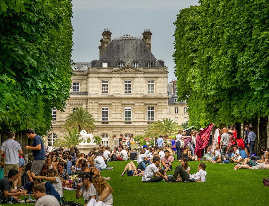 Paris Experiences| young people on the grass visiting in the Jardin du Luxembourg