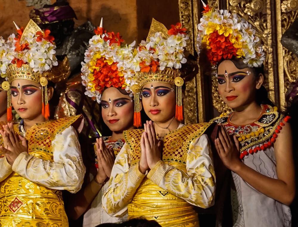 Welcome to Indonesia: gorgeous dancers in traditional dress