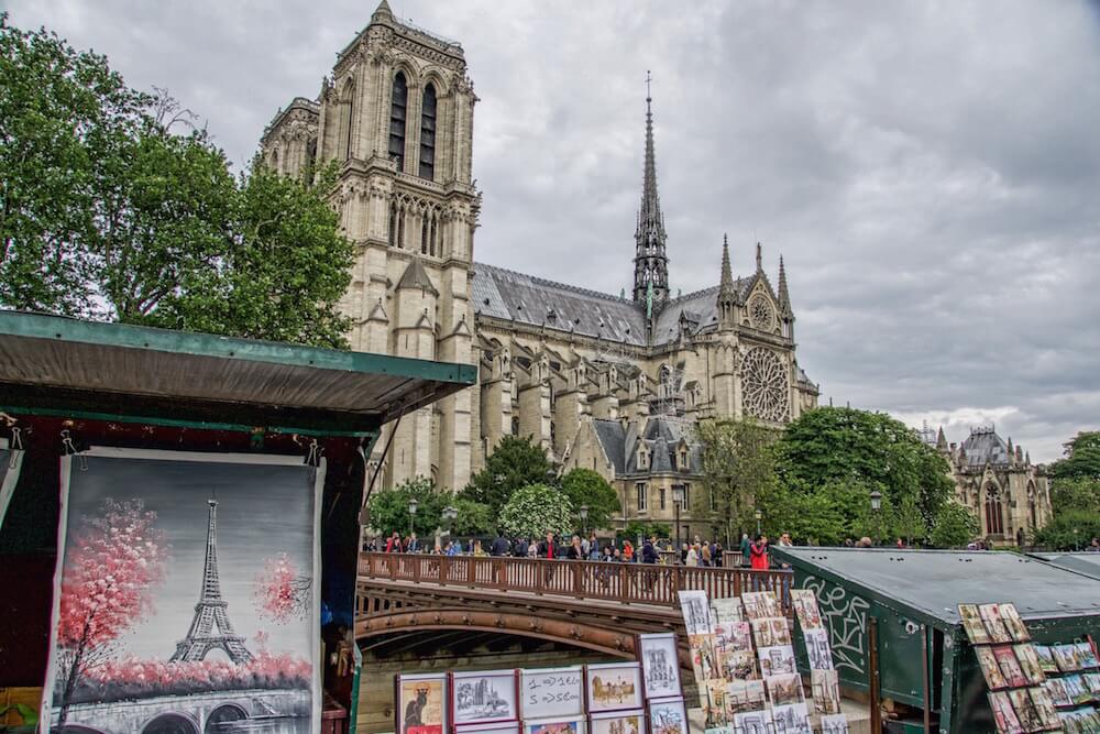 Paris Scams can happen at Notre Dame