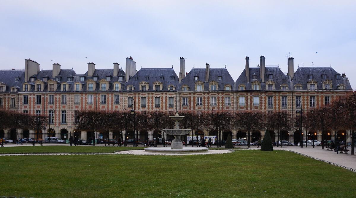 Paris Experiences | Dont miss the gorgeous red buildings lining the green space in Place des Vosges