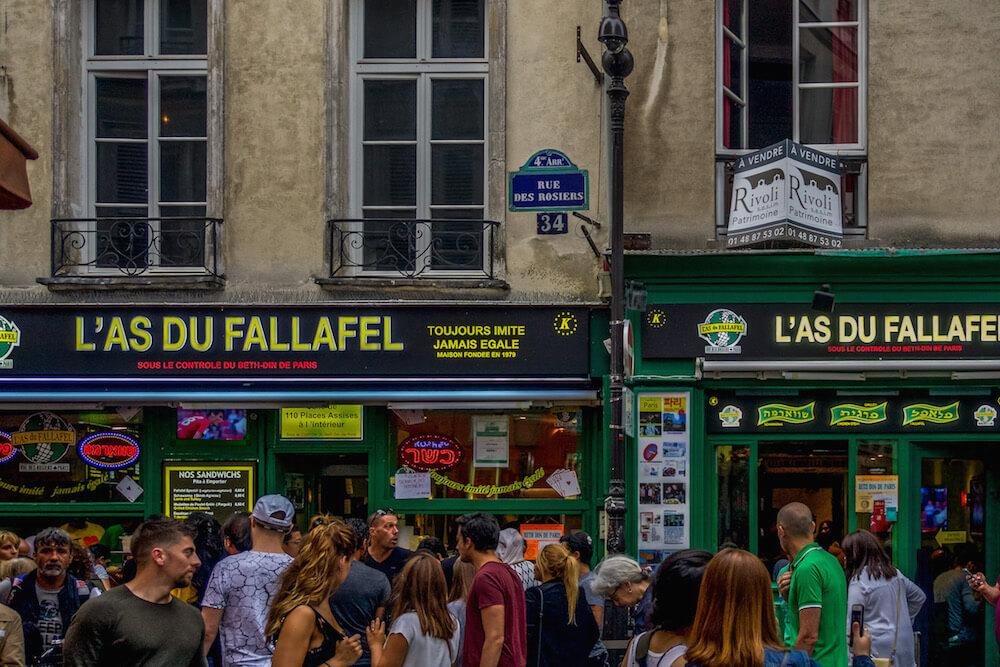 Paris Scams-How to Avoid Travel Scams: crowds in front of L'As du Fallafel in le Marais