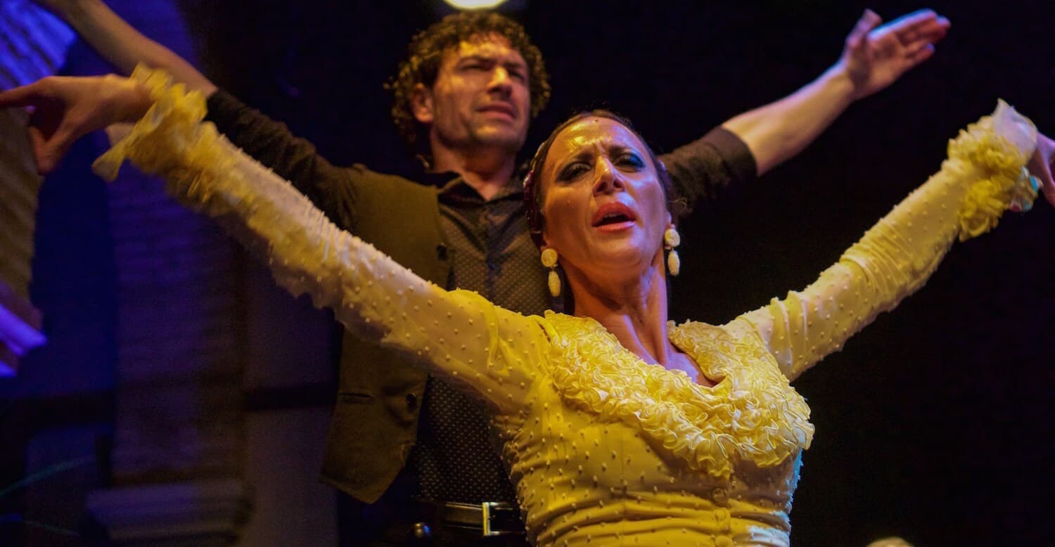 Seville in 2 days: Man and woman in the heat of flamenco dancing_Seville in Two Days