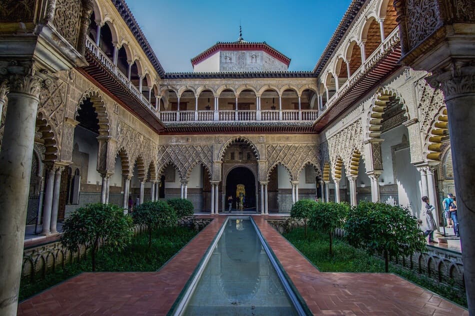 Seville in 2 days: Archways and reflecting pool in the Real Alcázar