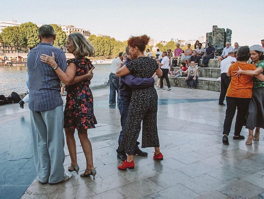 Dance the tango by the Seine