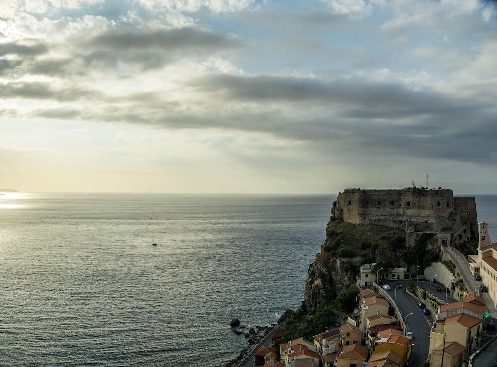 Scilla Calabria: Castle of Ruffo sticking out on a rocky point into the sea