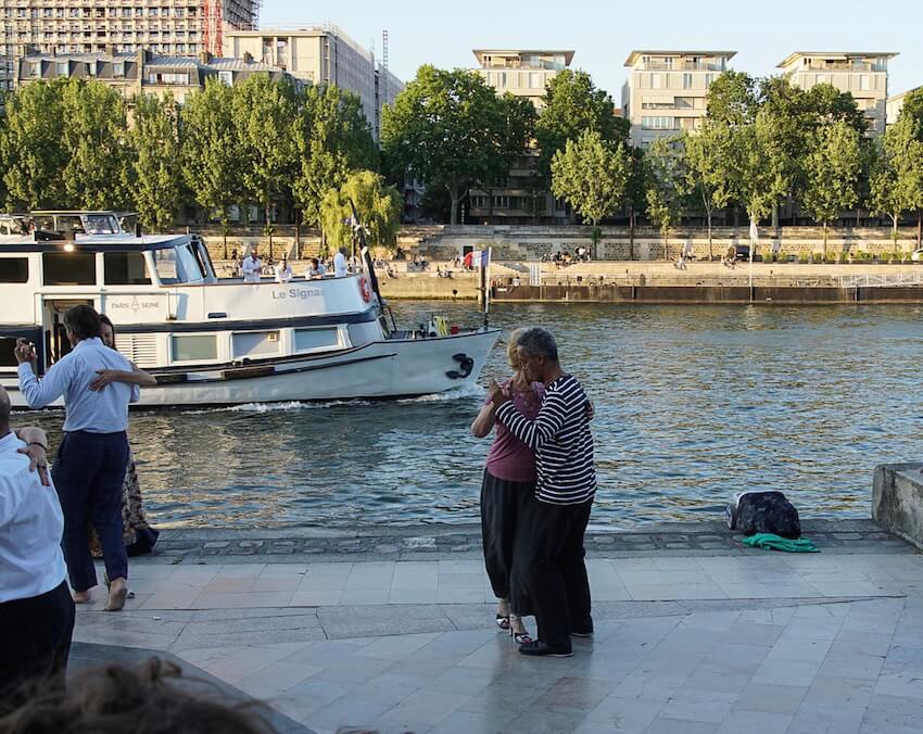 Muuttaminen Pariisiin nauttiakseen pariisilaisesta tavasta tanssia Seinen rannalla