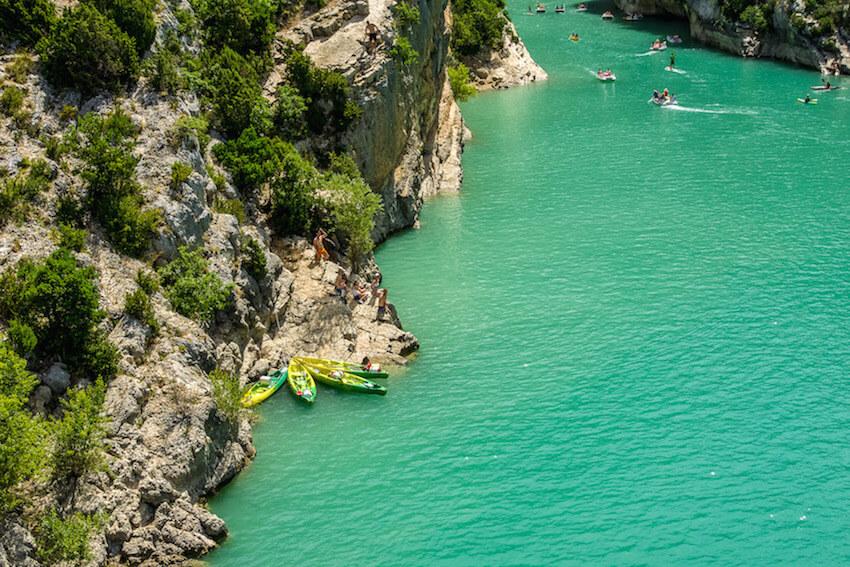 kayak gorges du verdon: 4 kayaks sit in the turquoise green waters