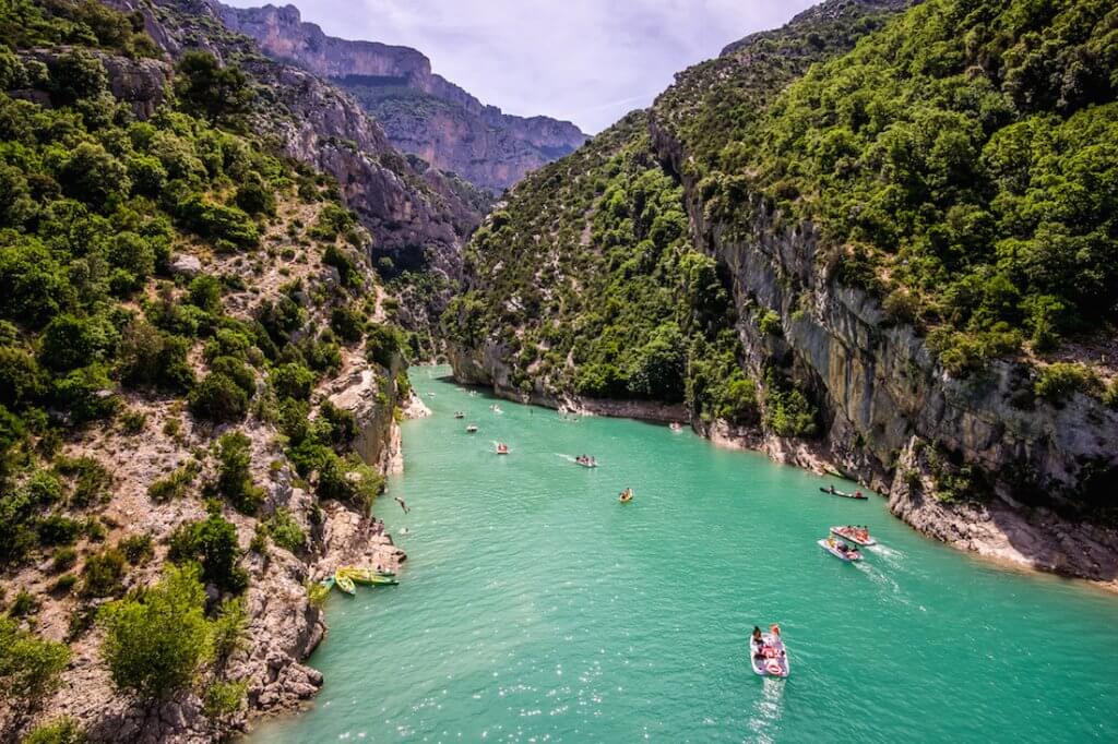 kayak gorges du verdon: kayaking along aqua green water