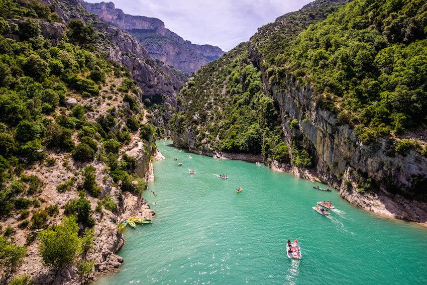 kayak gorges du verdon: soaring cliffs and turquoise water below