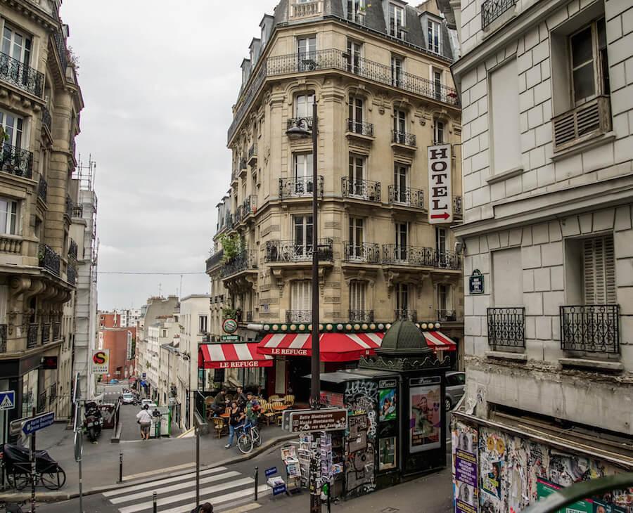 För att flytta till Paris för att sitta på caféer som detta med den röda markisen