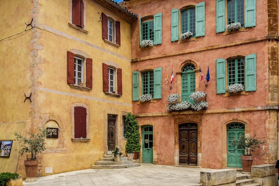 A week in Provence: visit Roussillon and see the reddish buildings
