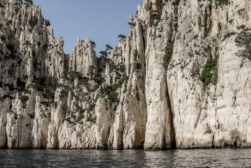Calanques de Cassis: white cliffs towering 