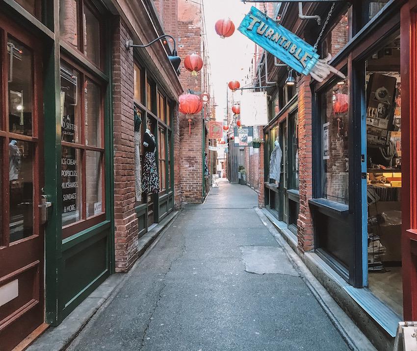 Victoria Canada: Fan Tan Alley - narrowest street in Canada