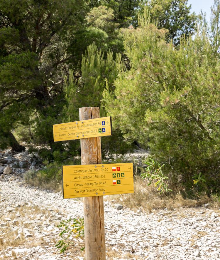 Calanques de Cassis: the yellow signs.. 