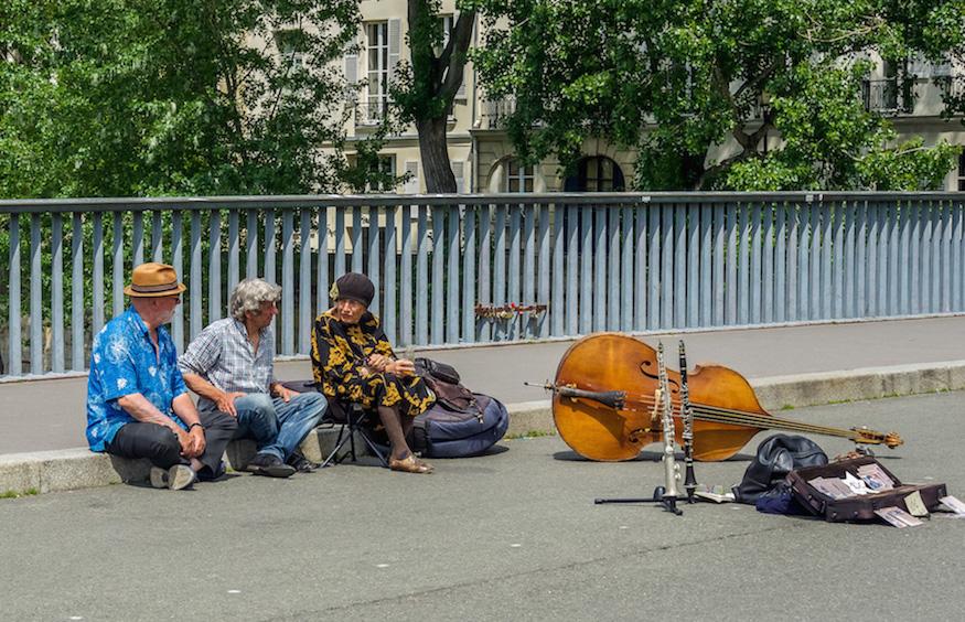 Paris Streets: musicians on the pont saint louis