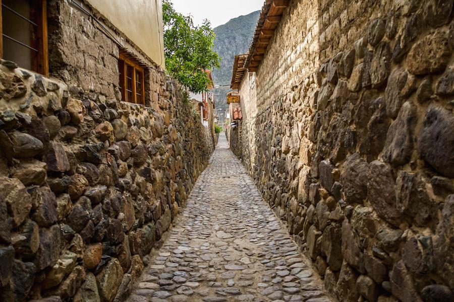 Ollantaytambo Peru: narrow cobbled lane with stone walls on either side