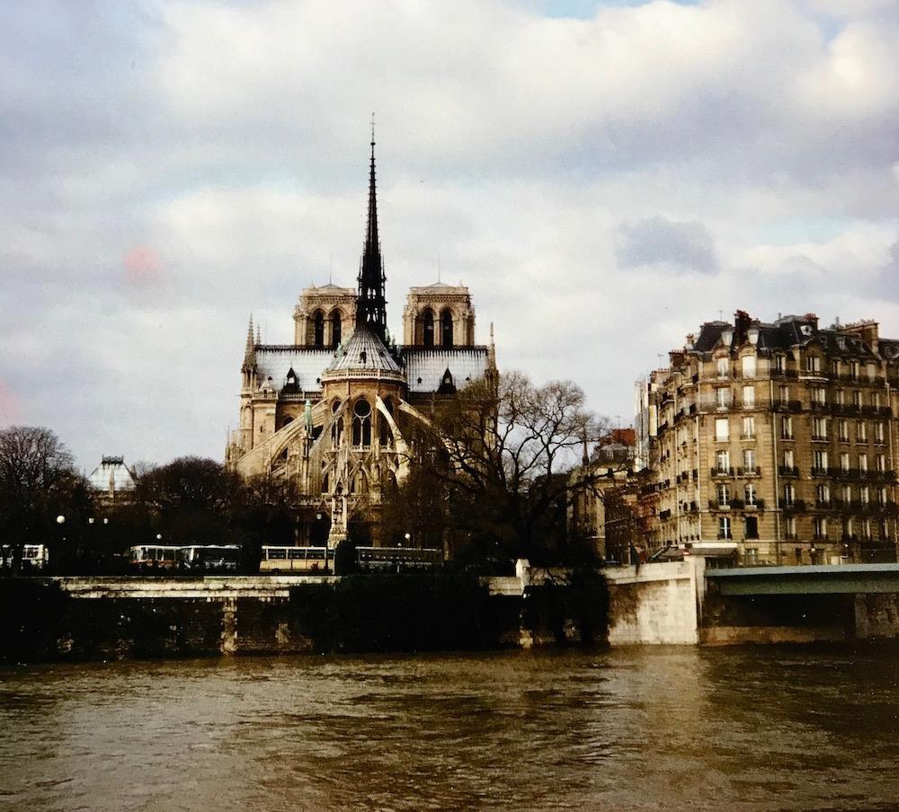 Notre Dame kathedraal van achteren met de torenspits intact gezien in 1980