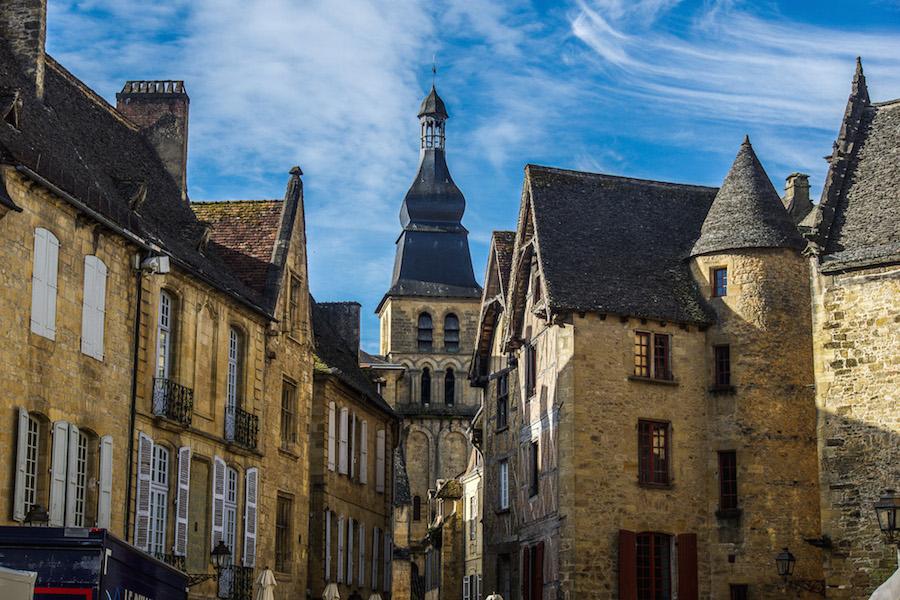 Sarlat la Caneda and the yellow stone buildings in the Dordogne Valley