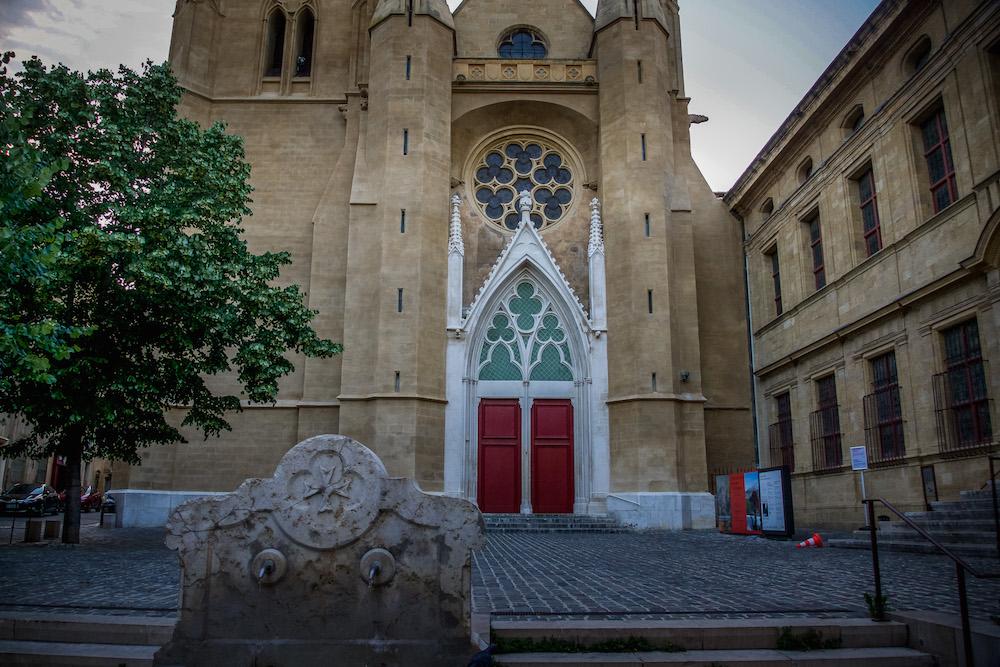 Saint Jean de Malte in Aix - Gothic church with bright red doors