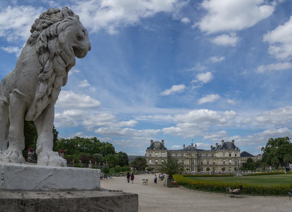 Jardin du Luxembourg palace and a lion statue 