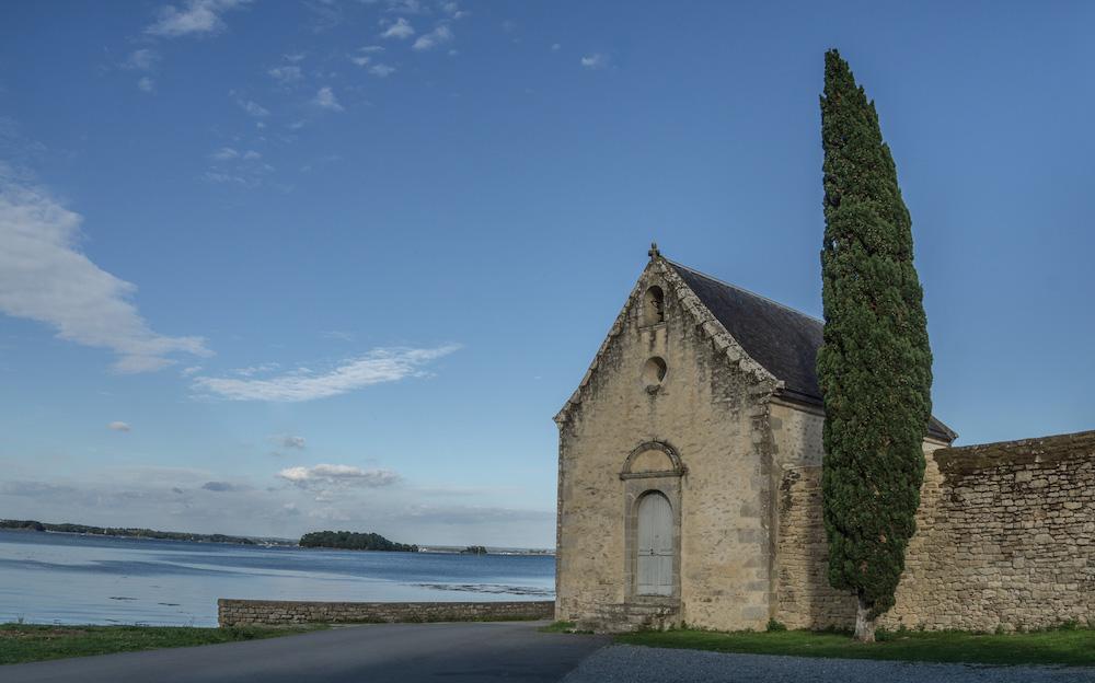 Chapelle Sainte-Anne on ile aux Moines, sitting right beside the sea