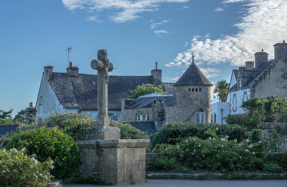 this stone cross on ile aux Moines is near the eglise Saint-Michel