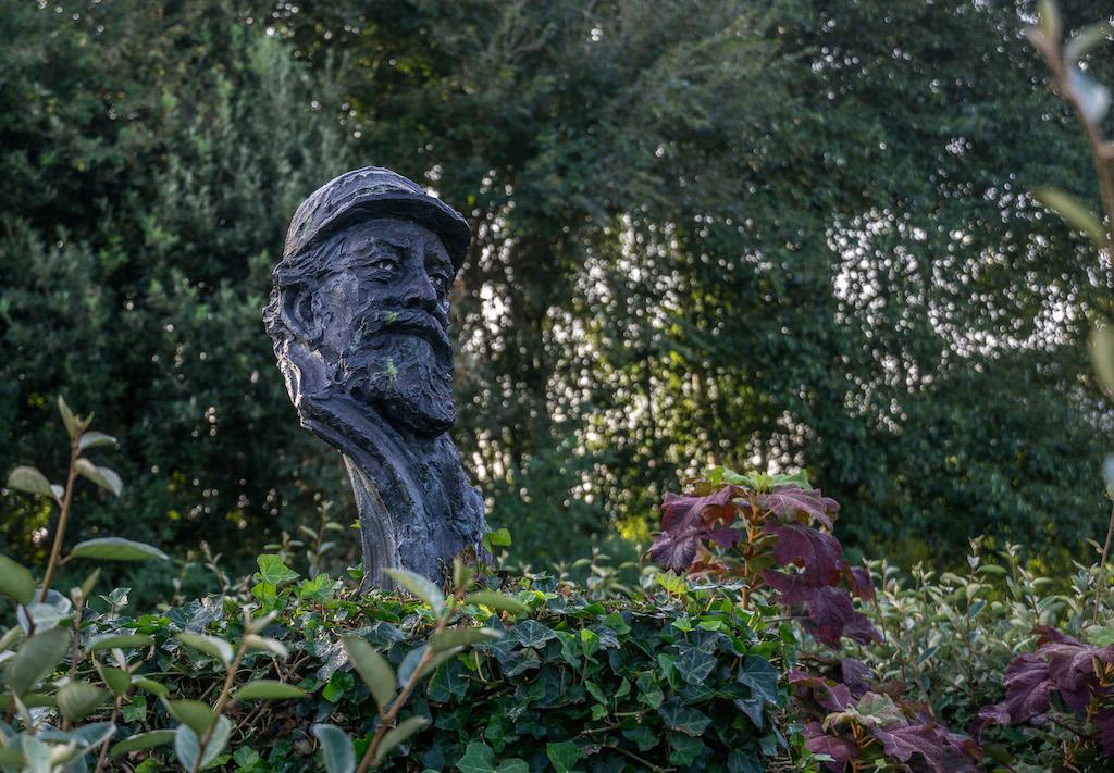 scultpture of Eugène Boudin in the garden in Honfleur