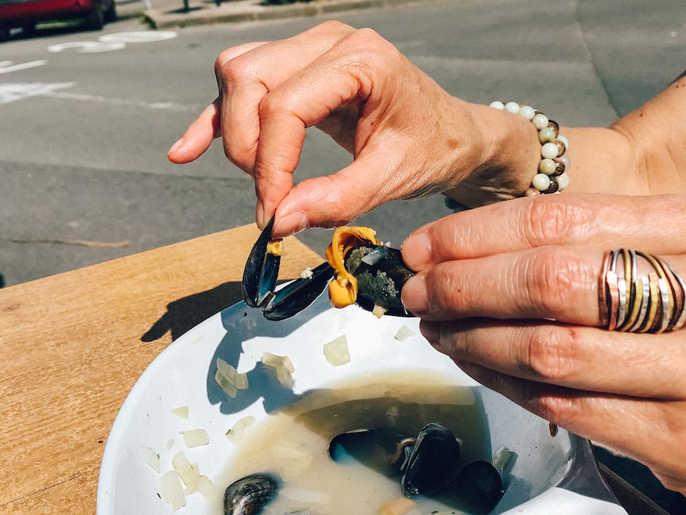 How to eat mussels: use the empty mussel shell as a pincer