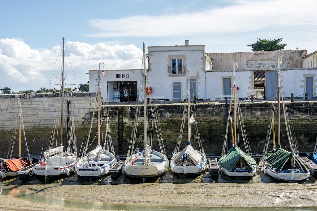 La Flotte Ile de Ré: sailboats at low tide and the oyster shack in the background
