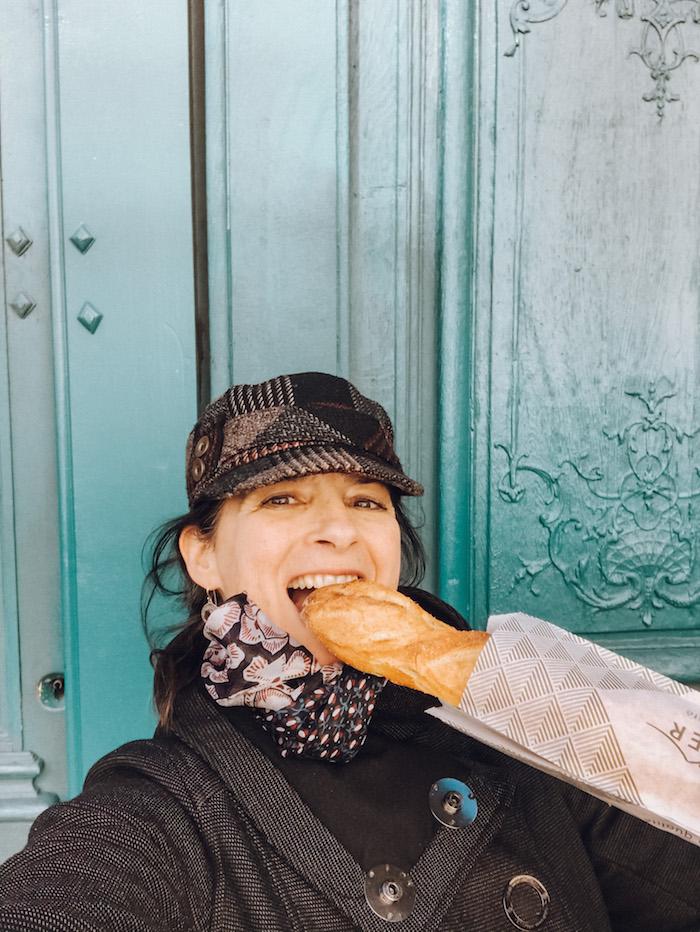 Parisian culture - eat baguettes