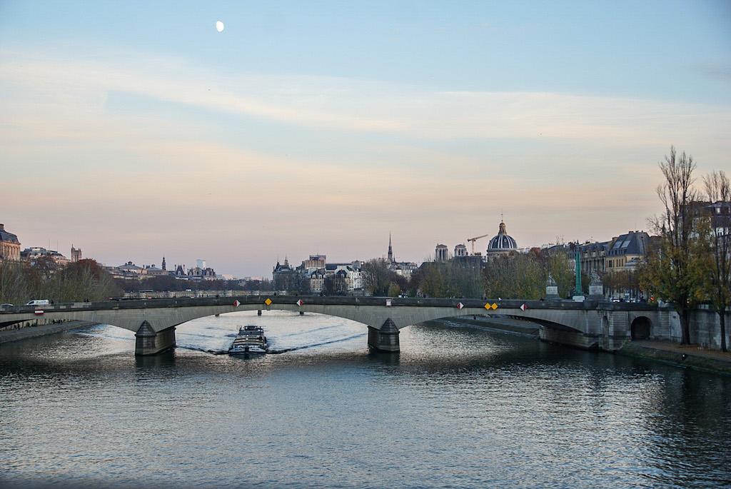 Paris in confinement: barges and the Seine