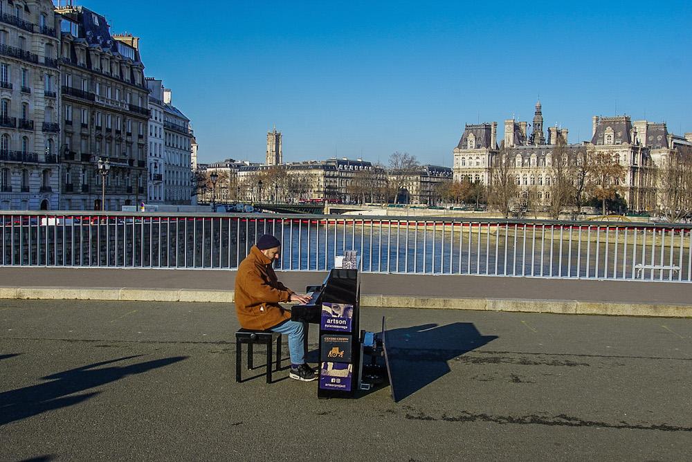 pont saint-louis always has a musician or 2