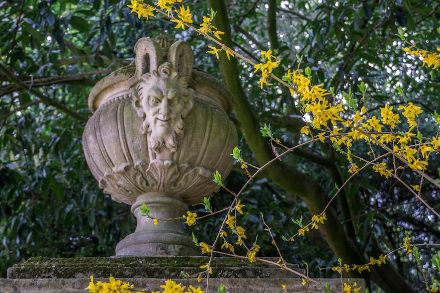 urn and wisteria Parc de Bagatelle Paris