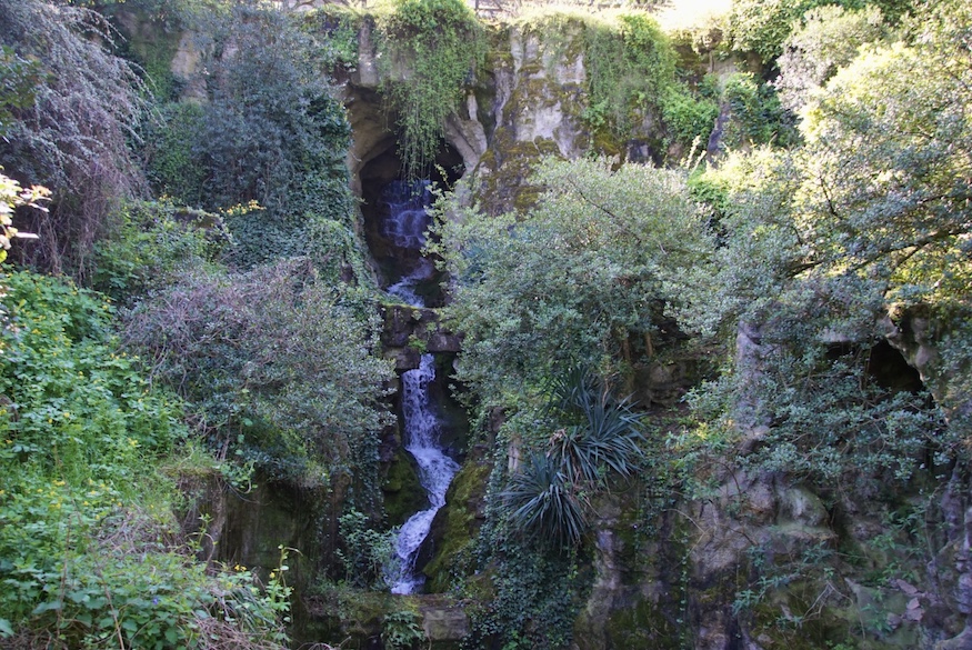 parc des buttes chaumont - the waterfall 